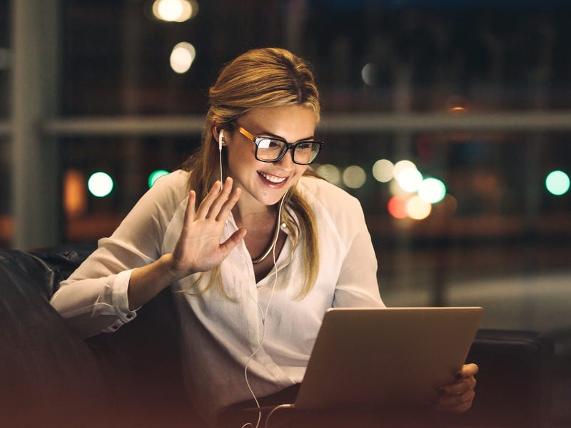 Mujer estudiando 15 maneras de decir hola en inglés
