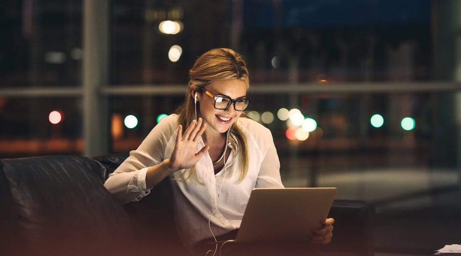 Mujer estudiando 15 maneras de decir hola en inglés
