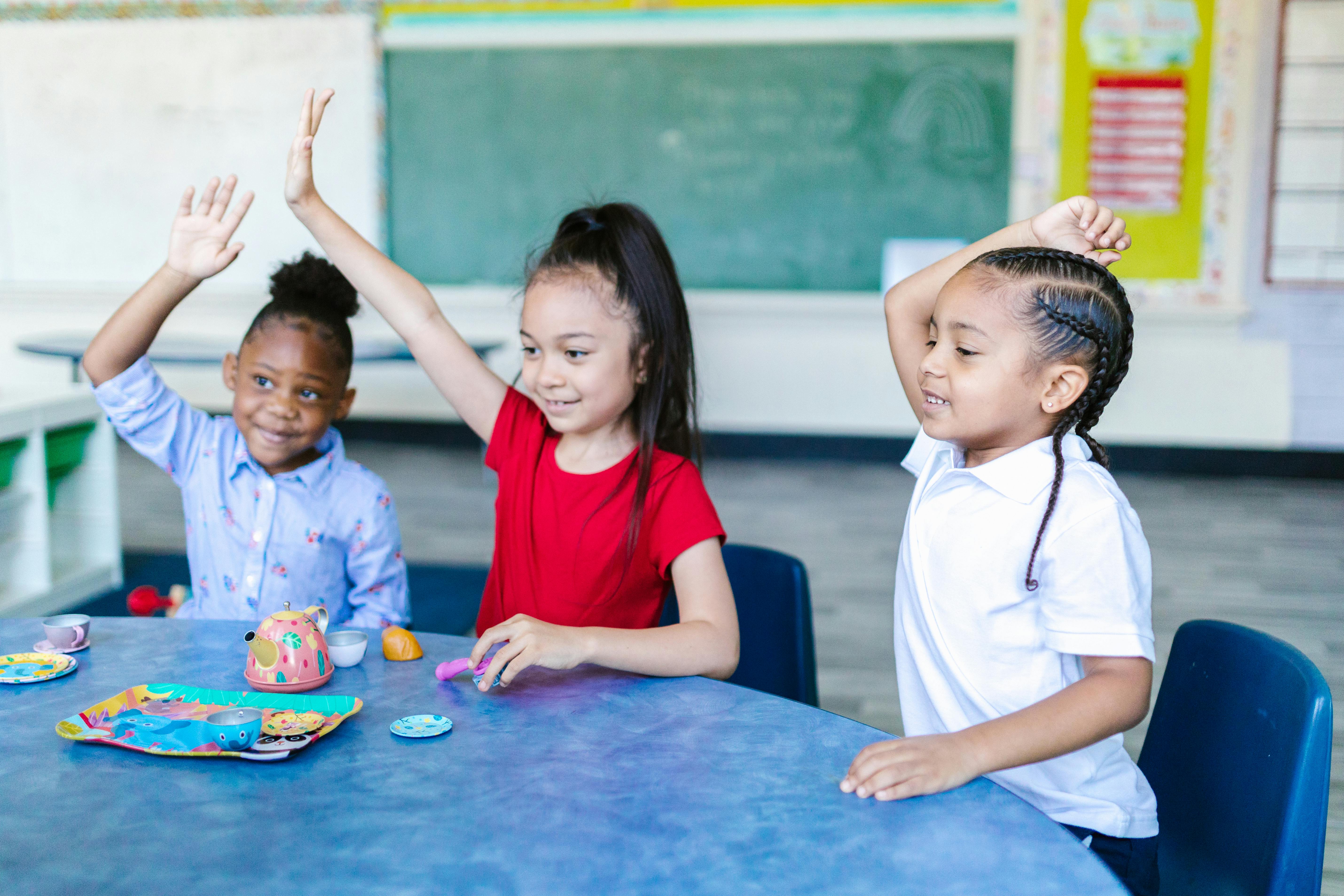 Niñas estudiando con ejercicios de inglés para niños de primaria.