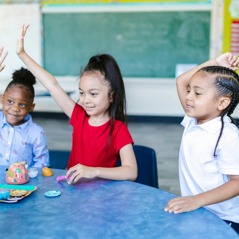 Niñas estudiando con ejercicios de inglés para niños de primaria.