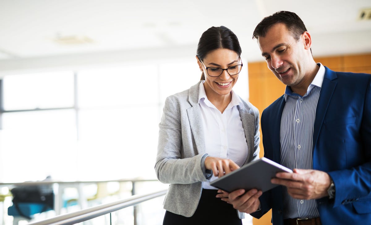 Personas trabajando en idioma letón