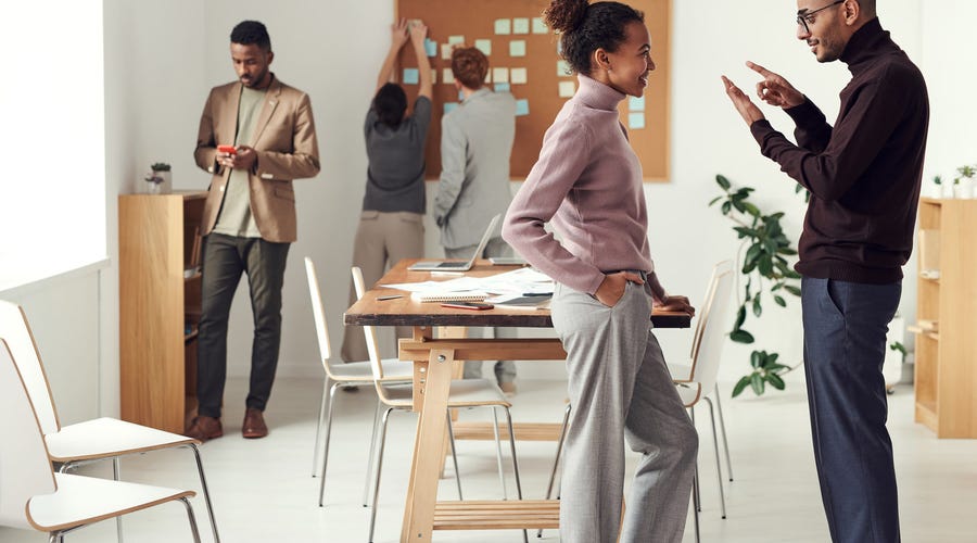 Mujer usando los pronombres reflexivos