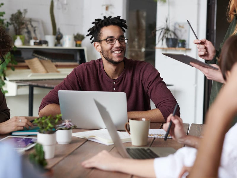 Mujer enseñando cómo presentarse en alemán de manera correcta