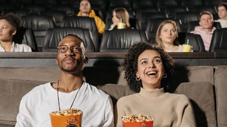 Personas viendo peliculas famosas en inglés