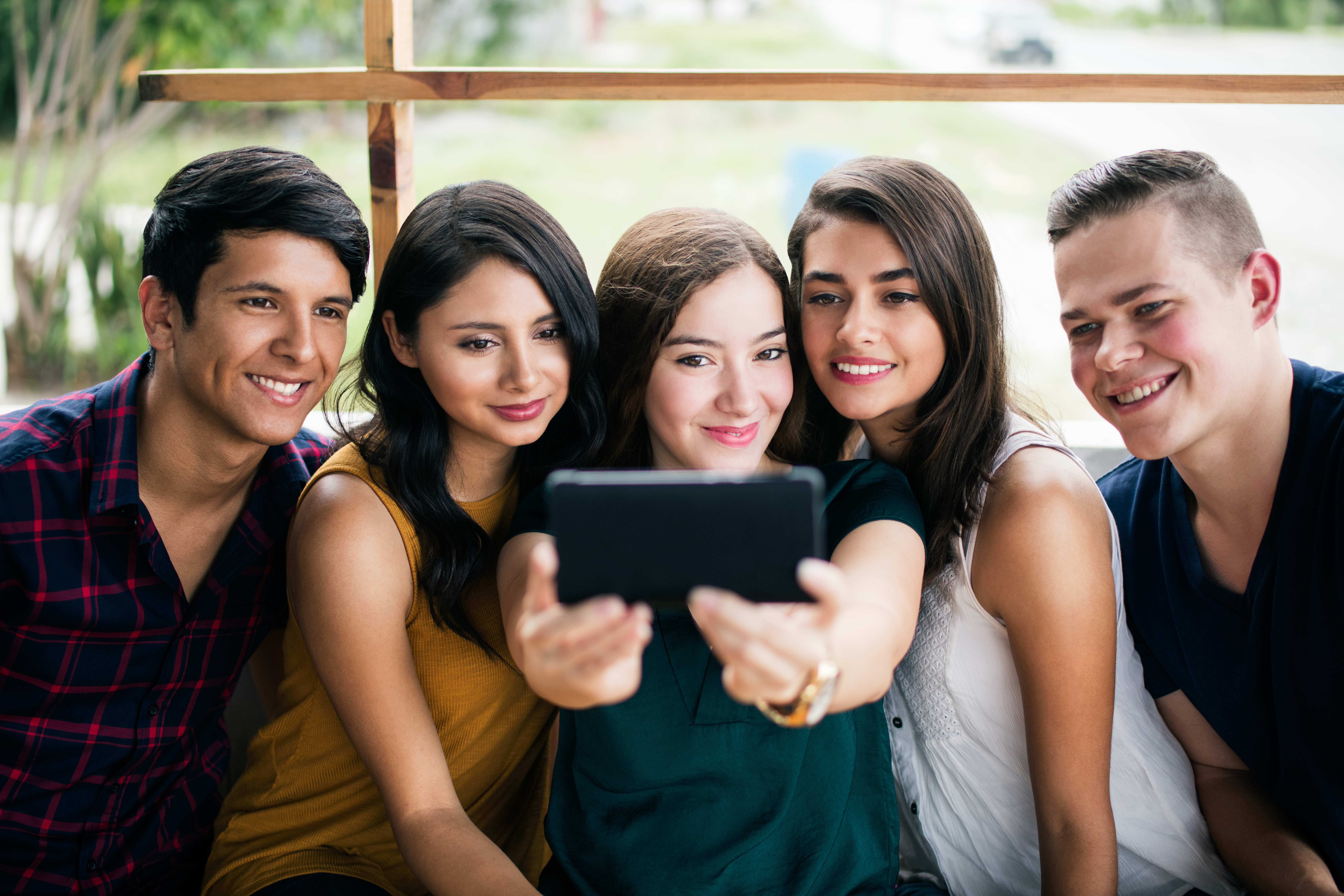 Grupo de amigos aprendiendo los meses del año en alemán