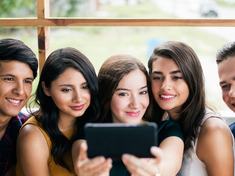 Grupo de amigos aprendiendo los meses del año en alemán