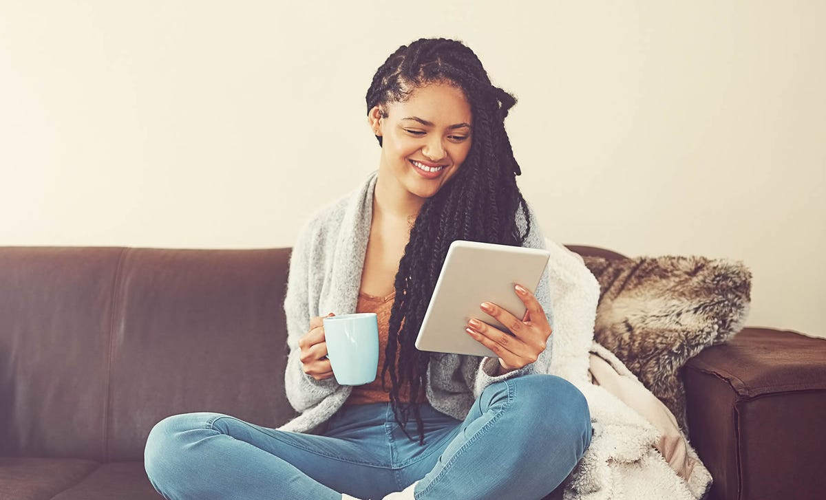 Mujer estudiando gramática en inglés