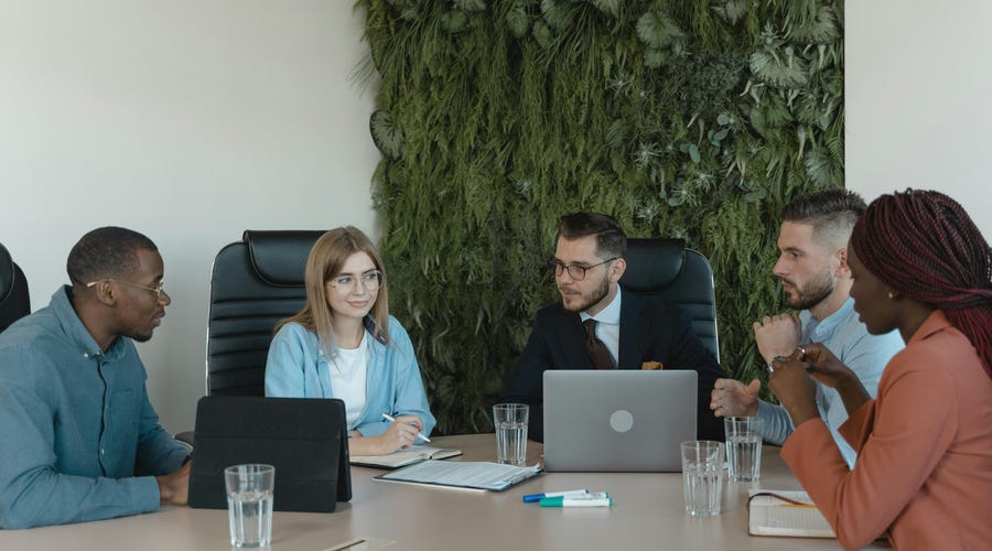 Equipo estudiando métodos ágiles.