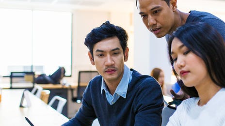 Estudiantes aprendiendo el idioma malayo en grupo