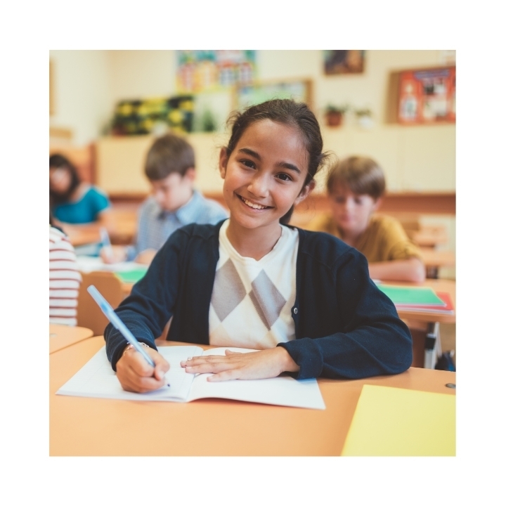Niña aprendiendo inglés en clase en sede
