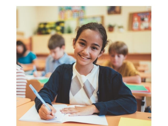 Niña aprendiendo inglés en clase en sede