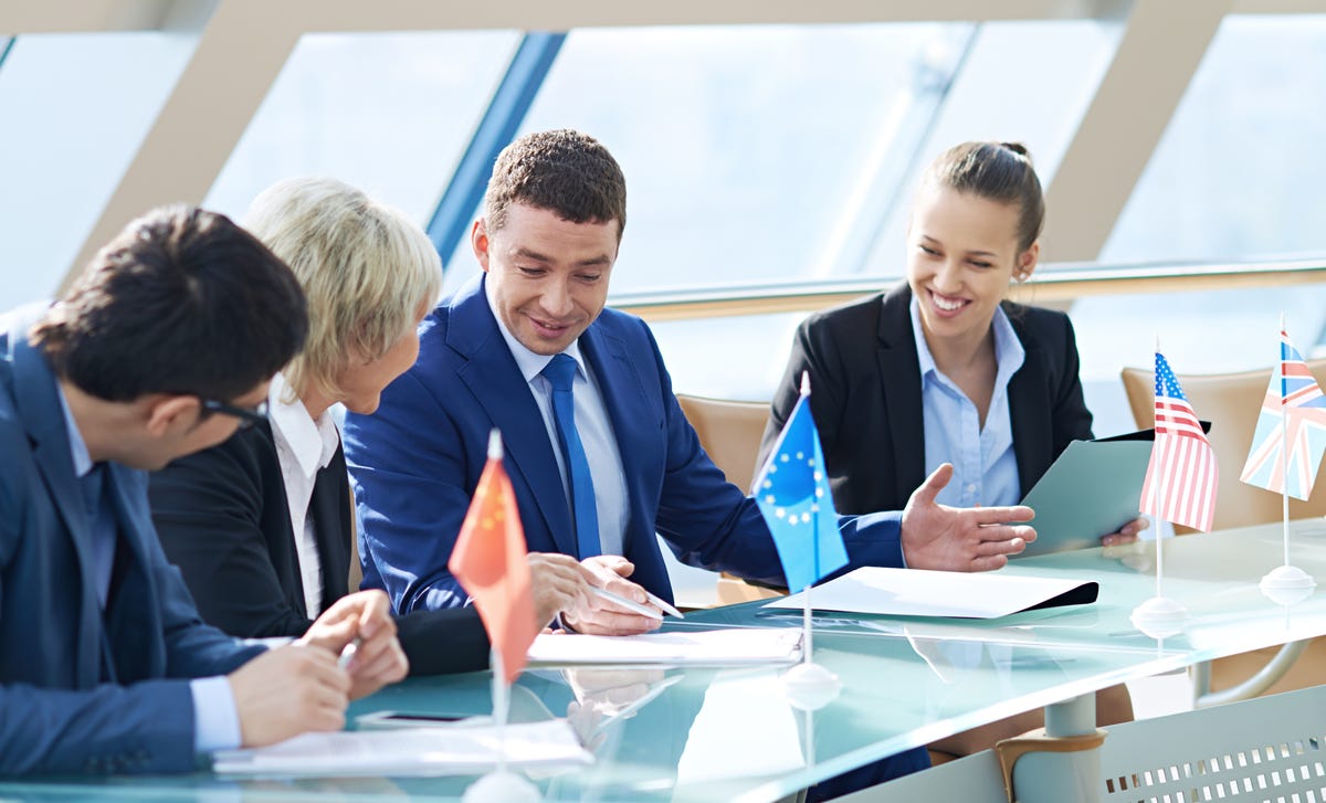 Personas en capacitación de idiomas para organismos del estado