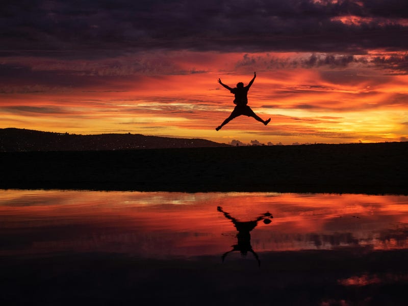 Persona saltando en la playa
