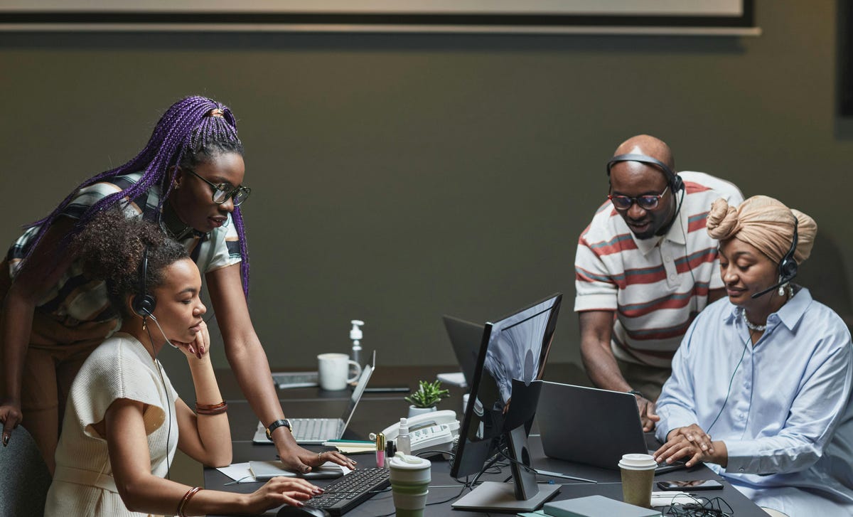 Equipo trabajando juntos para ganar más tiempo.