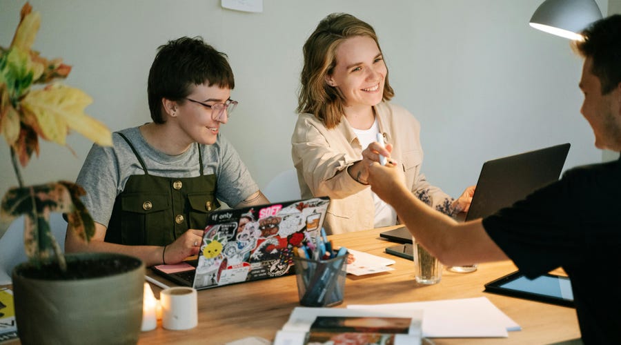 Personas mirando carreras para bilingües y multilingües