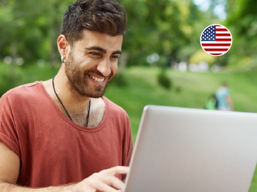 Hombre aprendiendo inglés con clases particulares + plataforma de autoaprendizaje