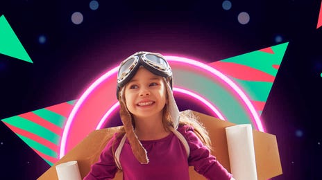 Niña con traje de piloto