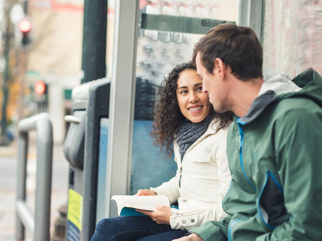 jóvenes practicando inglés en paradero