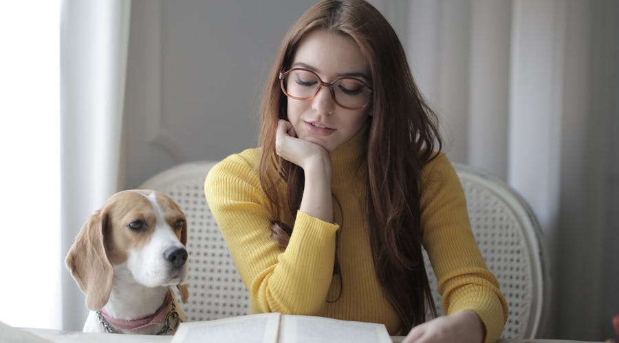 Mujer estudiando el past perfect continuous