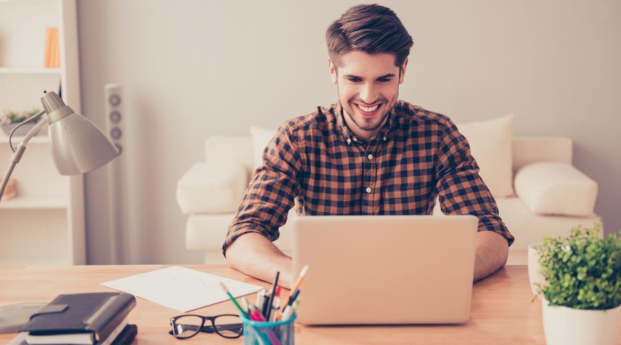 Hombre mirando traductores y diccionarios