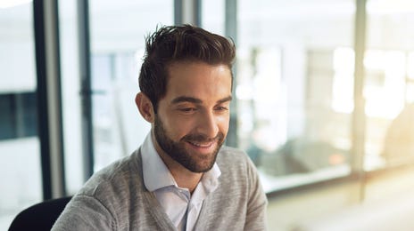 Hombre en cursos de idiomas online para adultos