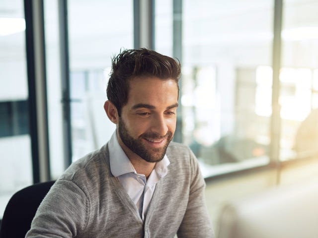 Hombre en cursos de idiomas online para adultos