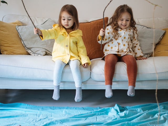 Dos niñas jugando a pescar