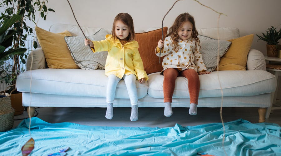 Dos niñas jugando a pescar