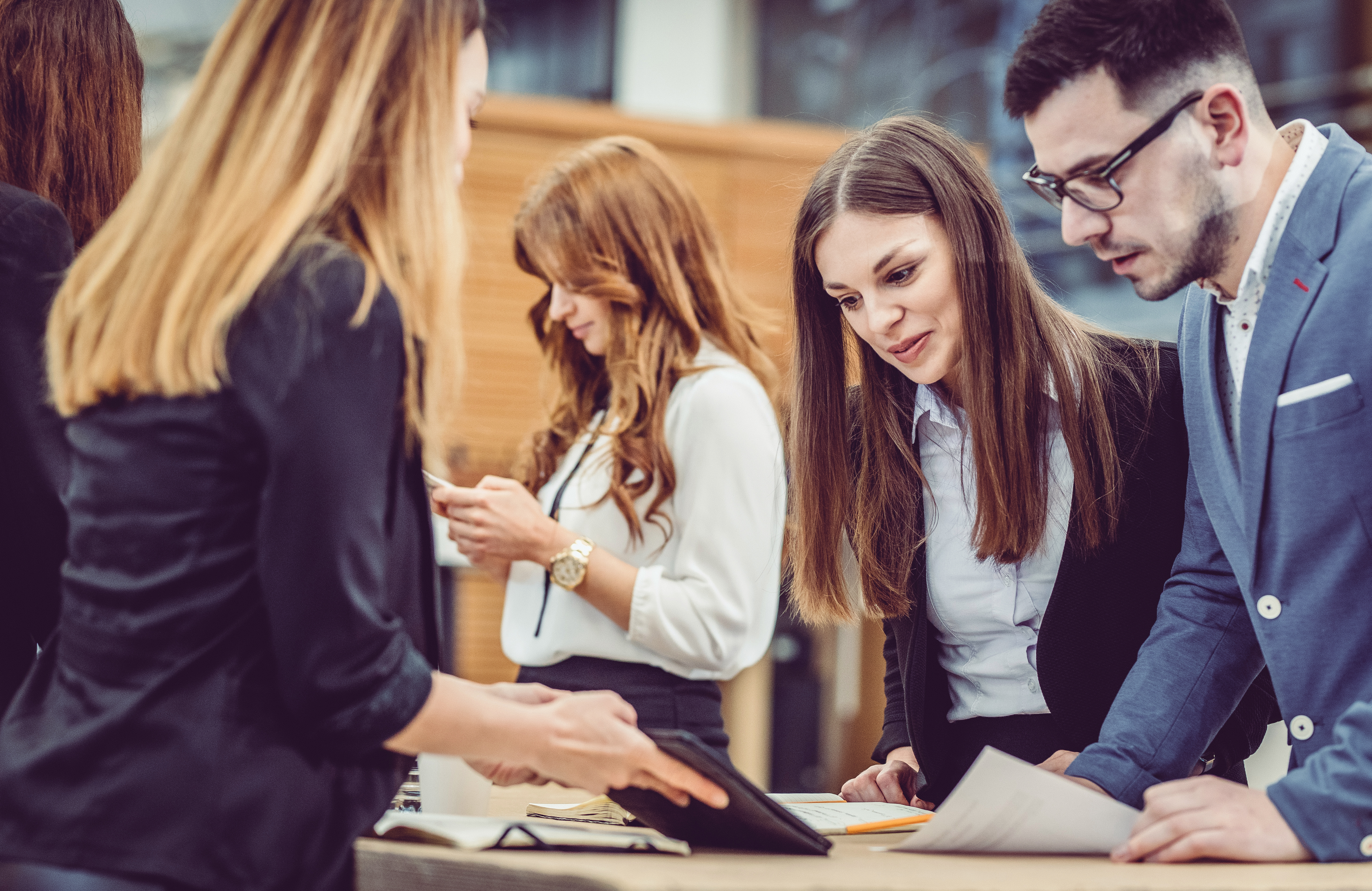Amigos estudiando los cursos presenciales de inglés