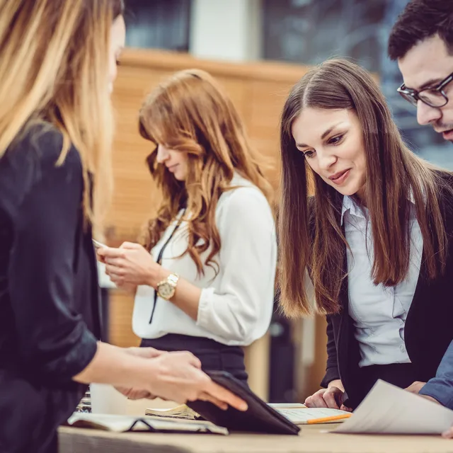 Amigos estudiando los cursos presenciales de inglés