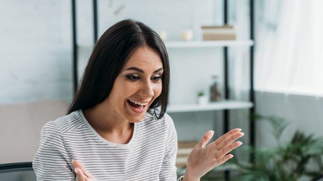 Mujer feliz diciendo aprende sueco online