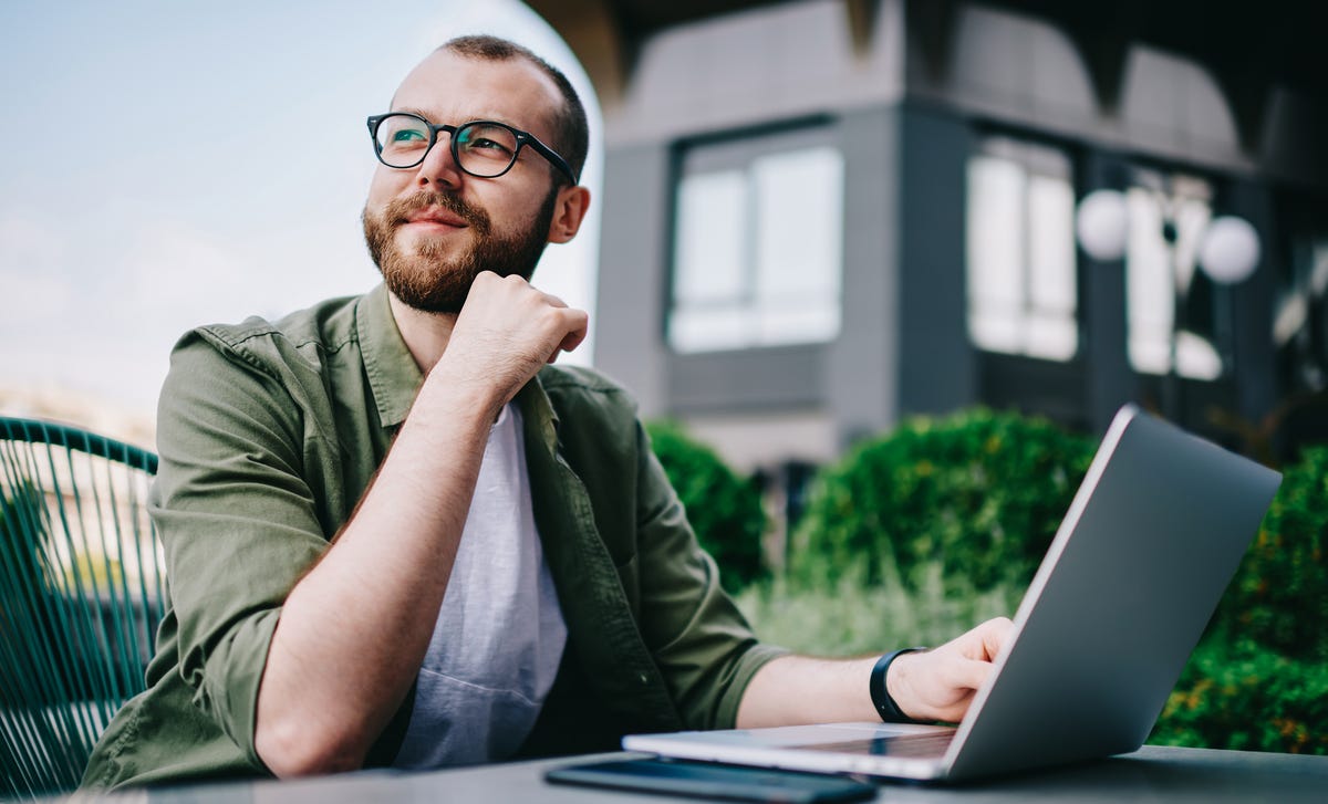 Hombre en clases de español online
