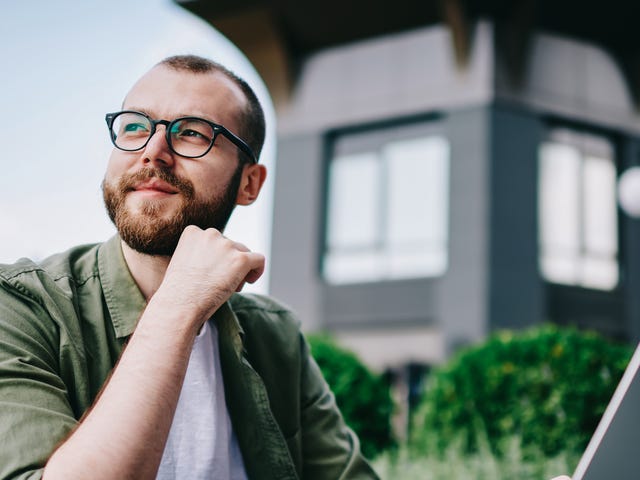Hombre en clases de español online