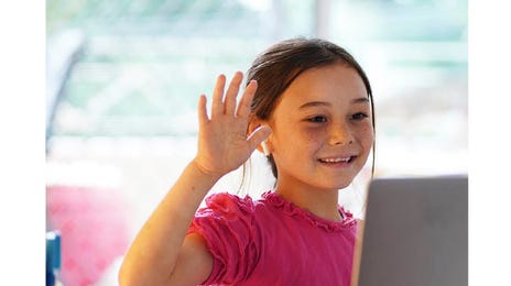 Niña aprendiendo inglés online