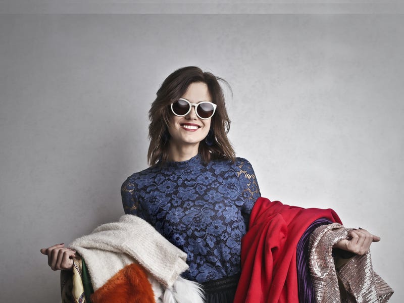 Mujer aprendiendo a decir ropa en alemán