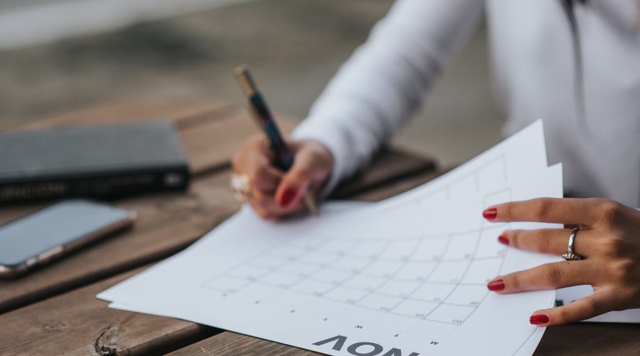 Mujer viendo el calendario en inglés