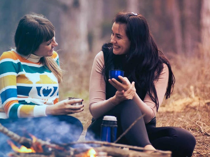 Mujeres practicando las expresiones de tiempo en inglés