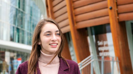 Mujer camino a clases presenciales de inglés