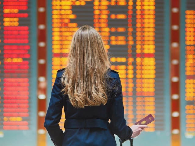 Preparación para test de inglés OACI con Berlitz: mujer en aeropuerto antes de evaluación internacional