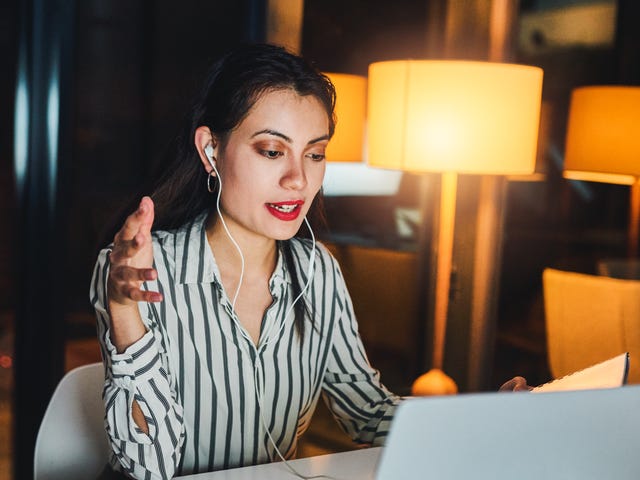 Mujer estudiando 5 técnicas de comunicación