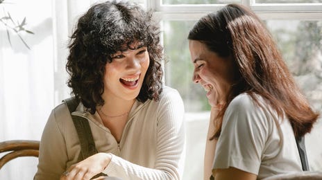 Dos amigas hablando en inglés