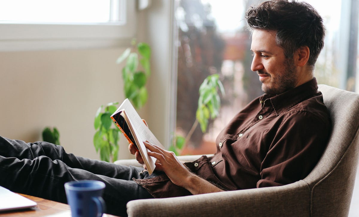 Hombre aprendiendo el idioma rumano