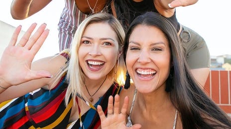 amigas diciendo Hola en diferentes idiomas