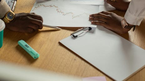 Equipo tabajando con datos y parrillas.