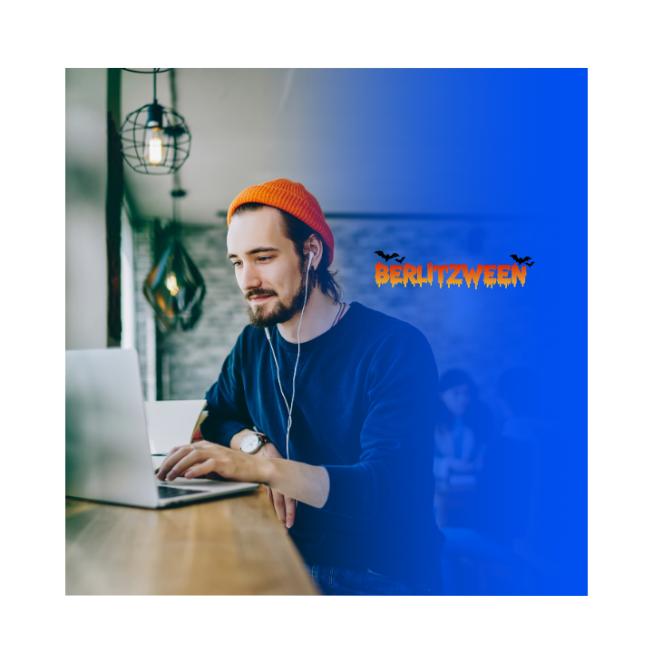 Hombre aprendiendo con Berlitz On Demand Plus y halloween 
