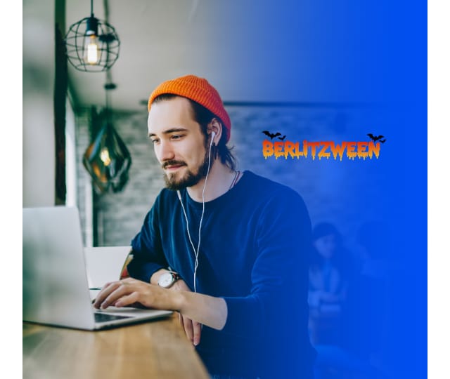 Hombre aprendiendo con Berlitz On Demand Plus y halloween