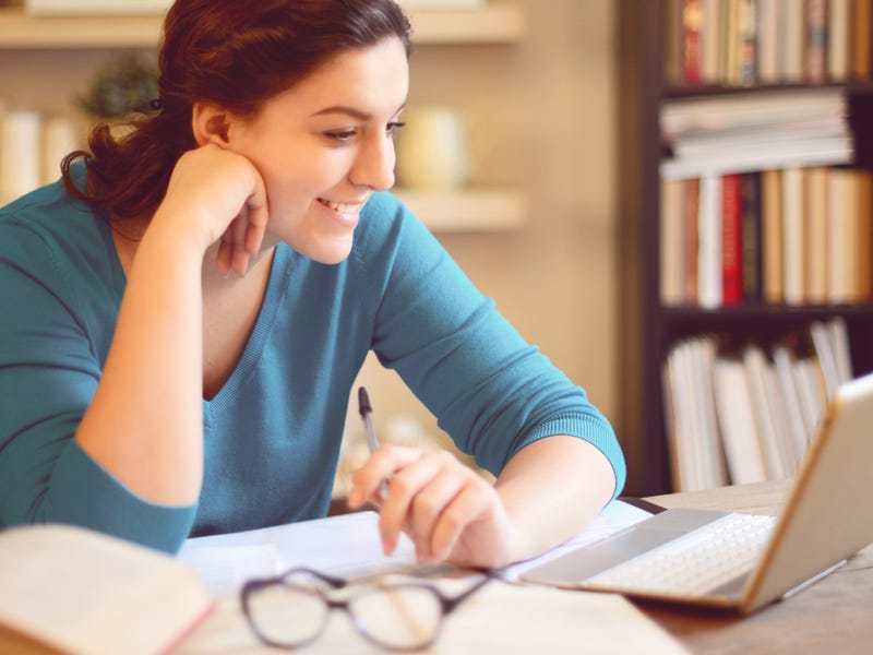 Mujer con educación a distancia