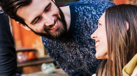 Una pareja de personas hablando el idioma griego