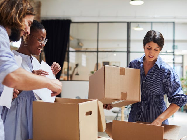 Personas hablando de la capacitación para empresas en cultura