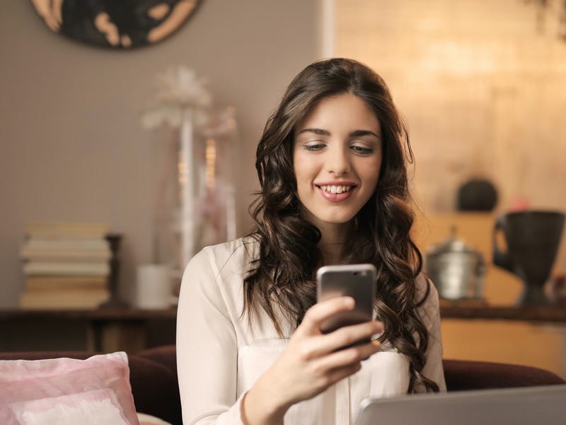 Mujer aprendiendo las conjunciones en inglés 